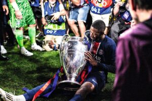 Ousmane Dembélé: Chơi tiền đạo dễ hơn chạy cánh