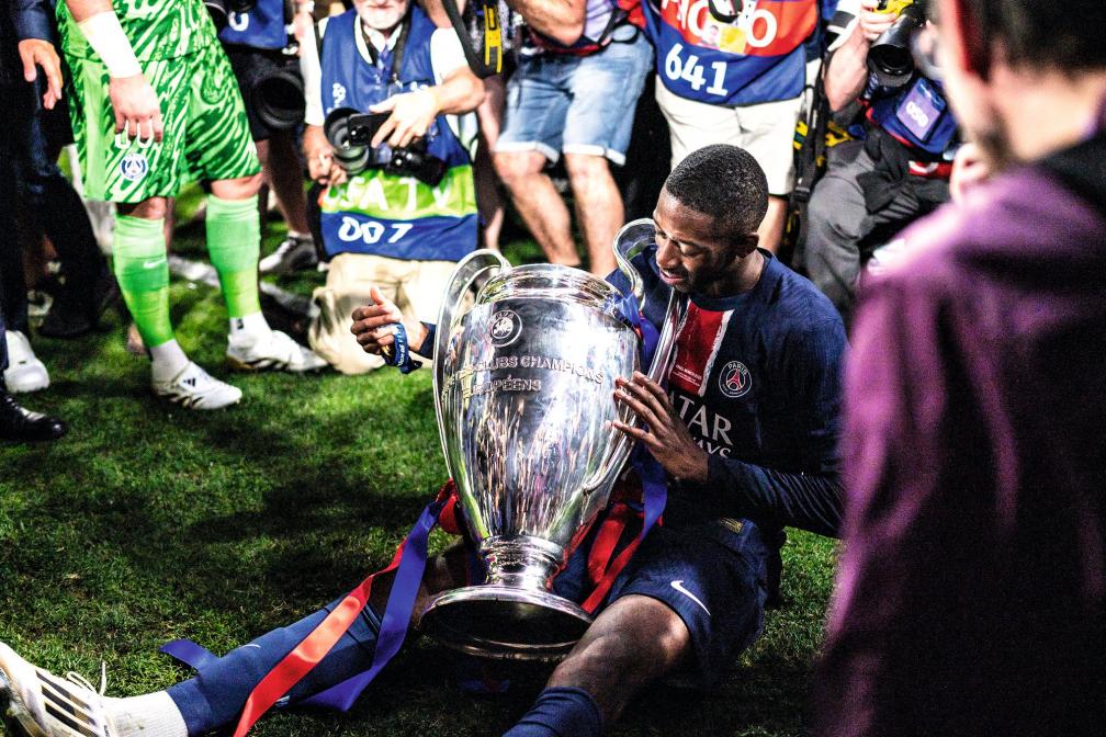 Ousmane Dembélé: Chơi tiền đạo dễ hơn chạy cánh